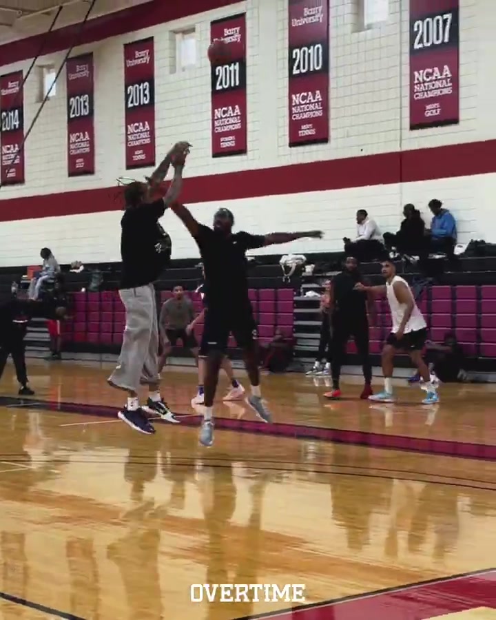 ?状态不错！克莱与迈克尔-比斯利一起打对抗赛 弹无虚发